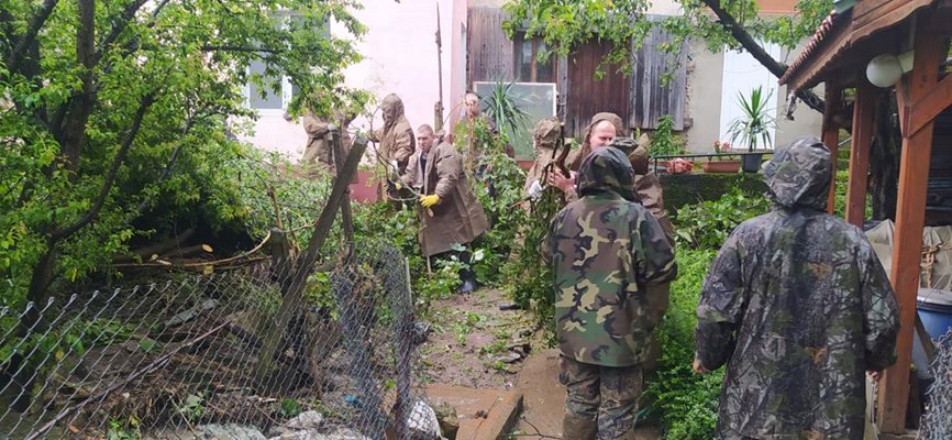 Военнослужещи помагат на бедстващите при наводнението в Берковица Снимка: Министерство на отбраната