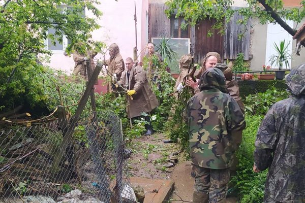 Военнослужещи помагат на бедстващите при наводнението в Берковица Снимка: Министерство на отбраната