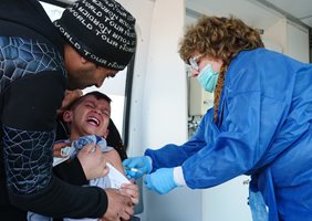 В складовете на здравното министерство има достатъчно ваксини срещу коклюш, успокои министърът д-р Галя Кондева.
СНИМКА: ЙОРДАН СИМЕОНОВ