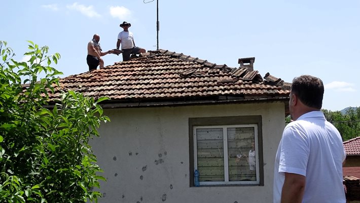 В Къпиново сменяха керемиди преди огледите, защото се чакат нови дъждове