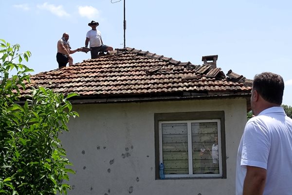 В Къпиново сменяха керемиди преди огледите, защото се чакат нови дъждове