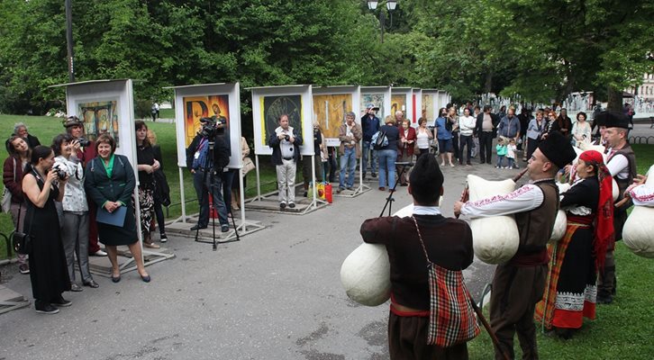 Гайдари огласиха церемонията по откриването на изложбата “За буквите - Кирилицата в съвременното изкуство”, която бе открита на 14 май в София. СНИМКА: РУМЯНА ТОНЕВА