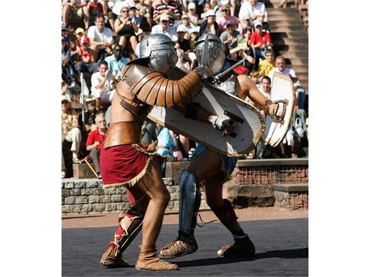 Гладиатори се бият на историческата арена на римския град Аугуста Раурика край Базел в Швейцария по време на традиционния римски фестивал.
СНИМКА: РОЙТЕРС