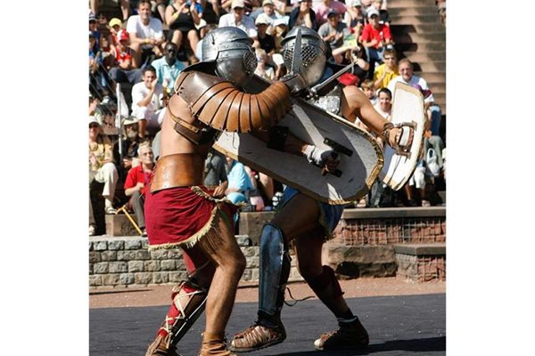 Гладиатори се бият на историческата арена на римския град Аугуста Раурика край Базел в Швейцария по време на традиционния римски фестивал.
СНИМКА: РОЙТЕРС