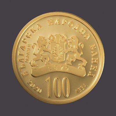 На лицевата страна на монетата са изобразени емблемата на БНБ с годината „1879“ върху лентата; околовръст надпис; „БЪЛГАРСКА НАРОДНА БАНКА“; номиналната стойност „100 ЛЕВА“, годината на емисията „2020“.