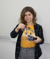 Студентка от Пловдив създаде робот - сам ходи из градината и сади зеленчуци (Видео)