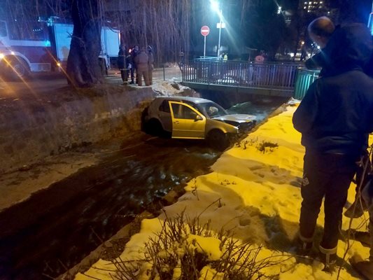 Кола падна в река в София