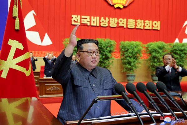 Лидерът на Северна Корея Ким Чен Ун e на национална среща относно мерките срещу коронавирусната болест (COVID-19) в Пхенян.
Снимка: Ройтерс