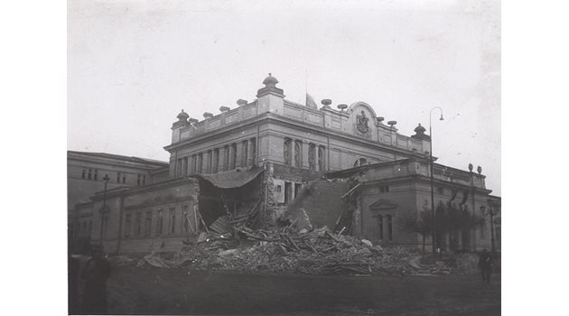 Сградата на Народното събрание също  е ударена при  бомбардировките  над София.