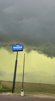 Тъмни облаци се трупат, докато небето променя цвета си преди бурята в Хартфорд, Южна Дакота.