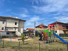 Подновена е поредната детска площадка в Костинброд
