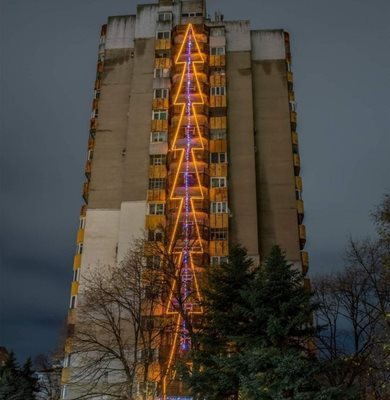 Дори несаниран панелен блок грейна за Коледа в Бургас.