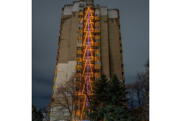 Дори несаниран панелен блок грейна за Коледа в Бургас.