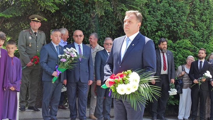 Кметът Даниел Панов положи цветя на признателност