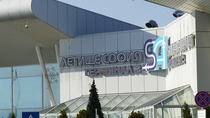 Ултиматум от Летище "София" към собствениците на паркирани там отдавна автомобили: Премахнете ги до 2 седмици! Предстои ремонт