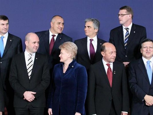 Бойко Борисов се усмихва на снимката с лидерите на останалите страни от ЕС. Крайният вдясно на първия ред е шефът на Еврокомисията Жозе Мануел Барозу.
СНИМКА: ПРЕСЦЕНТЪР НА МС