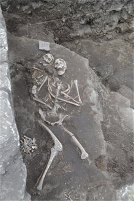 Гробът на майката и детето погребани в поза, в която се изобразяват Богородица и Младенеца.