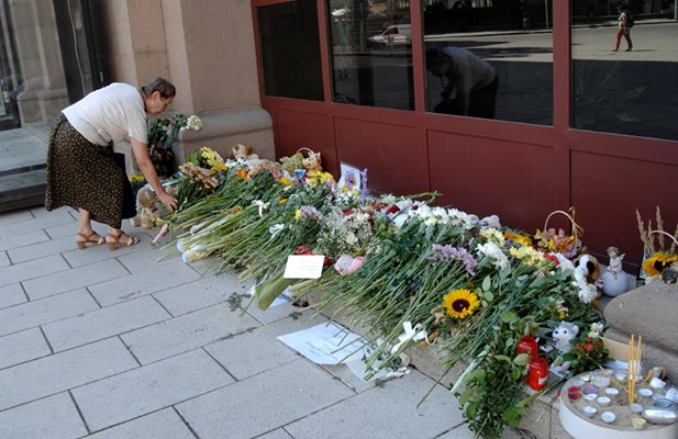 Стотици граждани положиха цветя пред сградата на президентството в памет на най-големия син на Росен Плевнелиев - Филип, който внезапно почина в началото на август 2015 г.