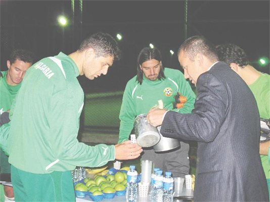 Благо Георгиев хапва банан, докато на Макриев му наливат чай след драмата в задръстванията и тренировката.