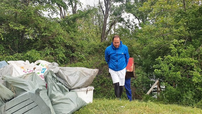 
И кметът на район "Панчарево" Николай Гюров мъкне изхвърлени мебели край езерото