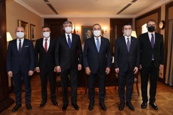 Турският президент Реджеп Тайип Ердоган е приел делегация на Движението за права и свободи, водена от председателя Мустафа Карадайъ. Снимката е от профила в туитър на външния министър на Турция Мевлют Чавушоглу