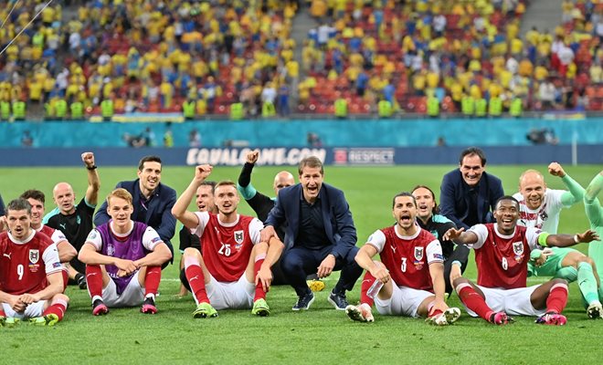 Треньорът Франко Фода и футболистите на Австрия са седнали на терена на стадиона в Будапеща и пеят заедно със своите фенове след класирането на осминафинал.