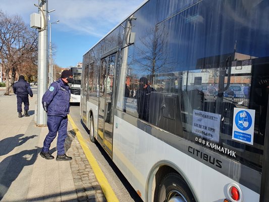 Полицай проверява автобус от градския транспорт на Пловдив за пътници без маски.