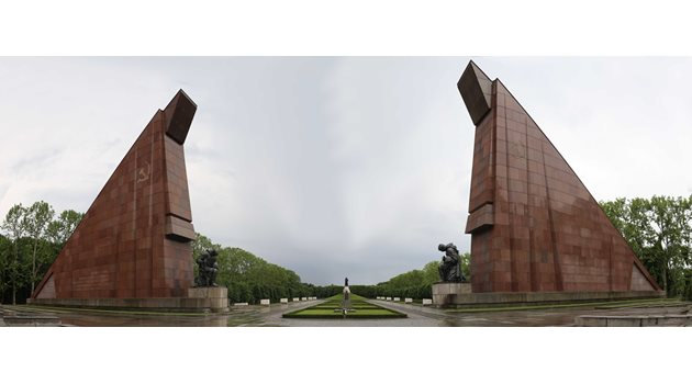Германия се грижи за плочите от червен гранит, символизиращи съветското знаме, в парка Трептов, Берлин.