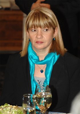 Бившият екоминистър Нона Караджова релаксира след мандата с романите на Орхан Памук
