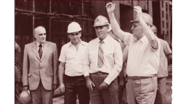 Таджер ръководи строежа на АЕЦ “Козлодуй”. На снимката от ляво на дясно са Петър Петров, Иван Личков, Овед Таджер и Тодор Живков.