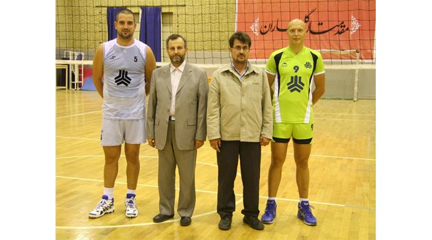 СЪОТБОРНИЦИ: След като няколко сезона играеха заедно в “Лукойл Нефтохимик”, сега Мартин Пенев (вляво) и Иван Станев (крайният вдясно) са заедно и на иранска земя.