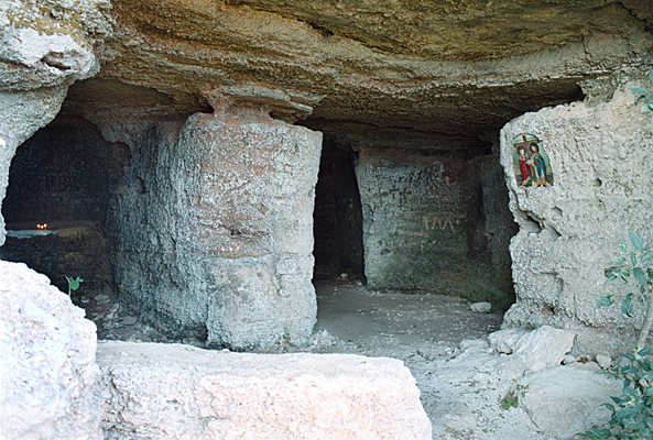 Досега в пещерния храм не е отслужвана литургия
а