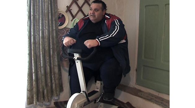 УСИЛИЯ: Най-тежкият българин вече започна и фитнес тренировки, които засега продължават едва няколко секунди на ден.