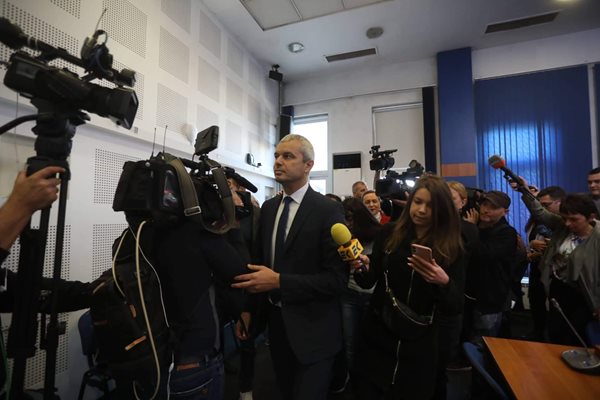 Костадин Костадинов си тръгва от собствената си пресконференция