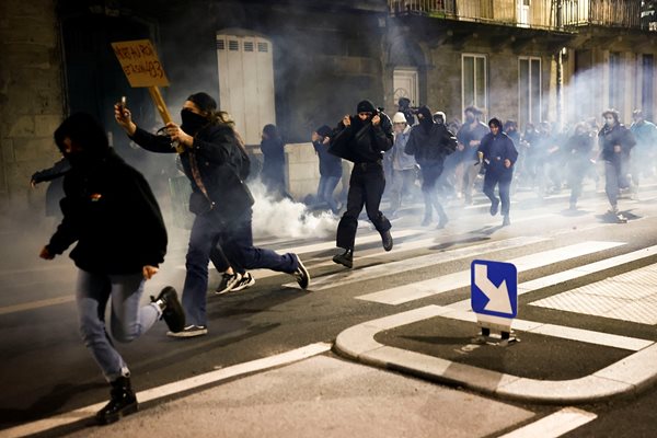 Протестиращи бягат след сблъсъци с полицията в Бордо.
СНИМКИ: РОЙТЕРС