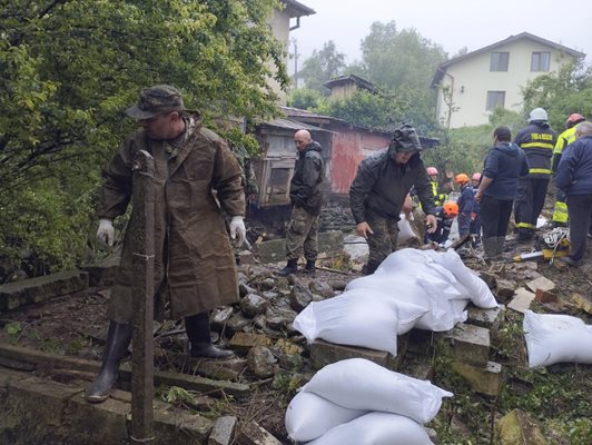 Военнослужещи помагат на бедстващите при наводнението в Берковица Снимка: Министерство на отбраната