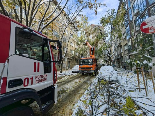 Столичната пожарна помогна за обезопасяването на улиците. 

СНИМКА: ГЕОРГИ КЮРПАНОВ