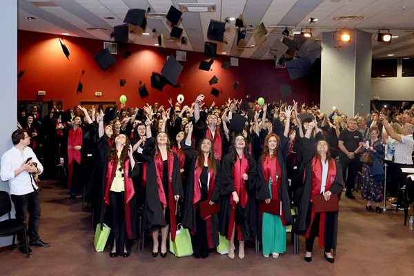 134 магистър-фармацевти на Медицинския университет в Пловдив получиха дипломите си (Снимки)
