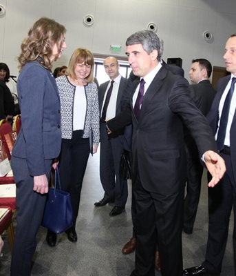 Президентът Росен  Плевнелиев разговаря с председателката на комисията по образование  Милена Дамянова пред погледа на столичния кмет Йорданка Фандъкова.