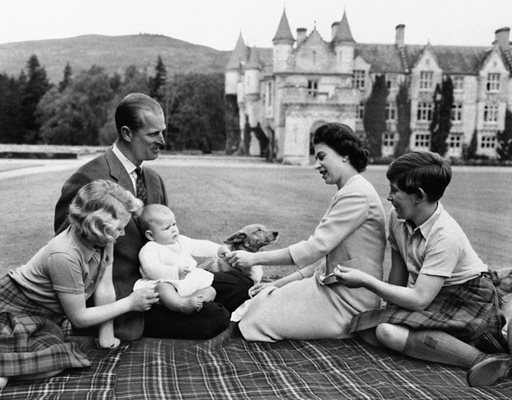 Кралското семейство  с децата си Чарлз, Ана и малкия Андрю в Балморал през 1960 г.