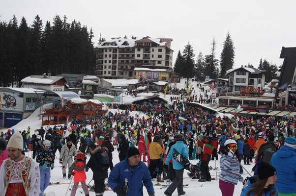 Над 15 хил.души се струпаха по пистите в Пампорово за шествие на ски в носии и хора върху снега СНИМКИ: Валентин Хаджиев