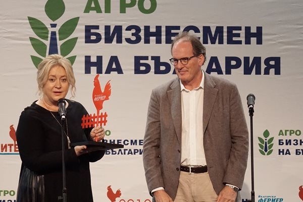 Издателят на вестниците “24 часа” и “Български фермер” Венелина Гочева награди Филип Ромбаут, изпълнителен директор на “Агрополихим” АД, който получи отличието за компания с принос в сектора.