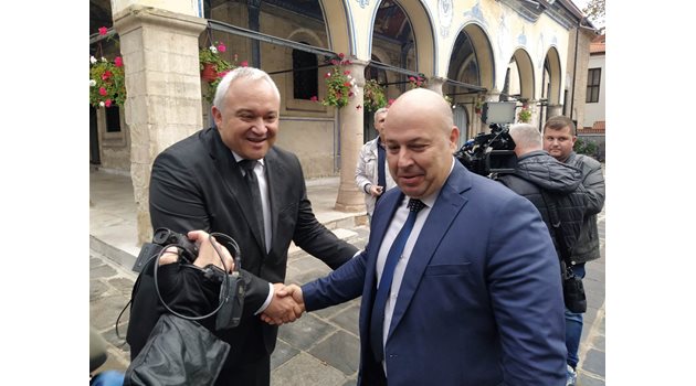 Директорът на пловдивската полиция Васил Костадинов приветства министъра на вътрешните работи Иван Демерджиев в двора на храма "Св Марина".