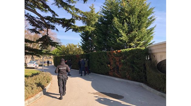 Разследващи влизат на претърсване в дома на Желев във Варна.