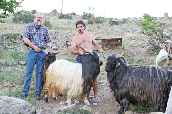 Сидер Седефчев (вдясно) показва автохтонните породи кози на любопитен английски турист в с. Влахи. 