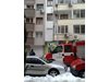 Комин пламна на метри от пожарната в Бургас, огнеборци се качиха на покрива (снимки)