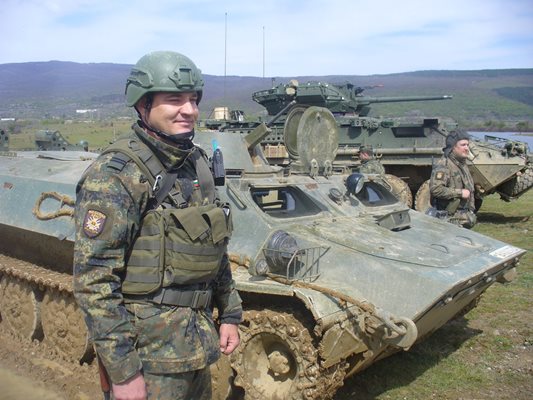 В учението на многонационалната бойна група на НАТО у нас на полигона "Ново село" край Сливен вчера участваха 80 военнослужащи от България и САЩ и 6 бойни машини.
