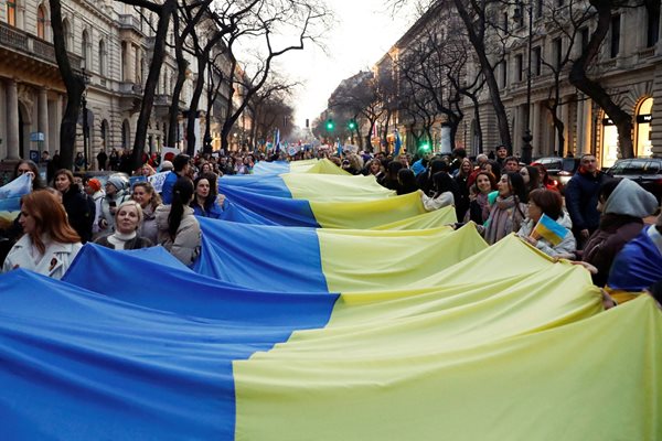 В Будапеща, Унгария държат украинското знаме по време на шествие в знак на солидарност
СНИМКА: Ройтерс