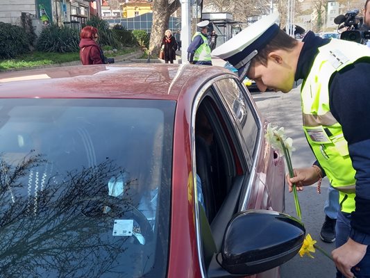 Инспектор Стоян Войводов подаряваше с усмивка цветя на дамите зад волана.