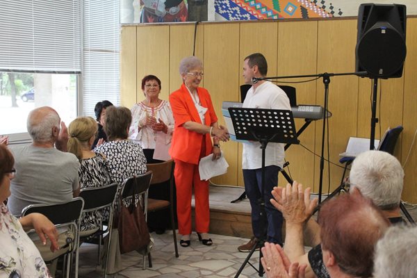 Кметът Пенчо Милков почете 40-годишния юбилей на пенсионерски клуб “Здравец”
СНИМКА: Община Русе